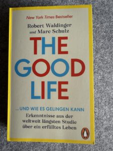 Buch The Good Life von Robert Waldinger und Marc Schulz über die längste Studie zu einem erfüllten Leben und die Bedeutung von Beziehungen