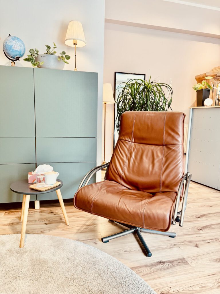 Gemütliche Sitzecke mit Wasser und Kaffee in der Paartherapie Speyer